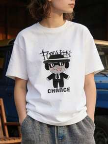 Ropa de Verano para Mujer, Camiseta de Algodón Suave Casual con Cuello Redondo, Estampado de Muñeca de Dibujos Animados con la Frase "FORSAKEN CHANCE". Blanco. - Blanco - Ver 3