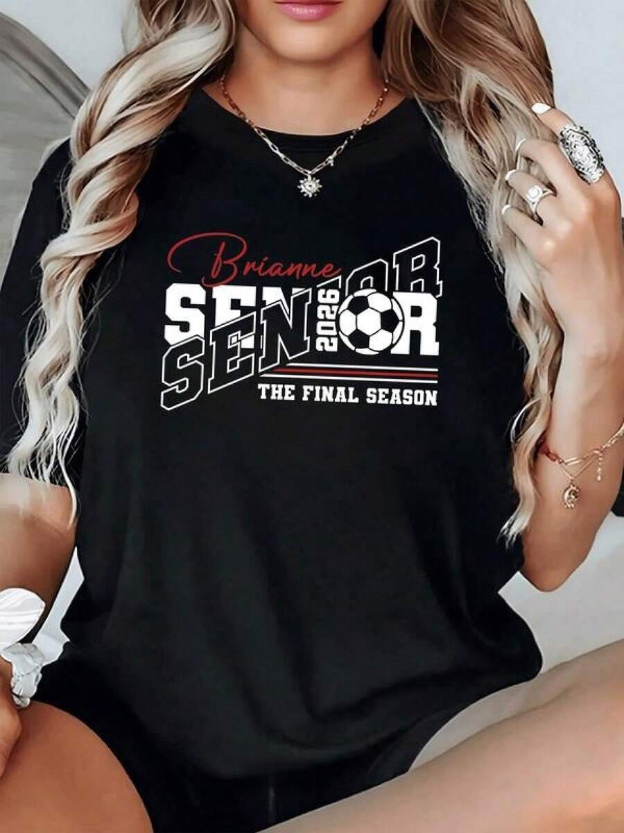 Gráfico con un balón de fútbol representando el espíritu de graduación y la frase final de una etapa académica expresando orgullo y energía deportiva camiseta de mujer casual cómoda para uso diario - Negro - Ver 1