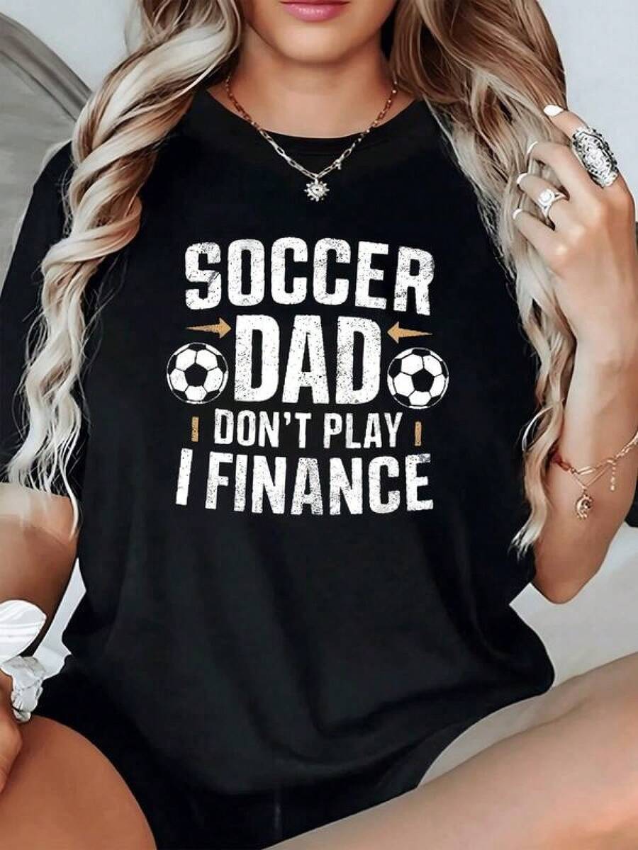 Frase divertida que muestra un mensaje humorístico sobre un padre que apoya el fútbol con orgullo y responsabilidad con balones a los lados camiseta de mujer casual cómoda ideal para regalo original - Negro - Ver 1