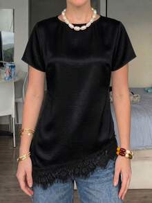 Blusa casual de mujer de satén blanco con manga corta, cuello redondo y patchwork de encaje, adecuada para el uso diario y el ocio, verano negro, estética - Negro - Ver 4