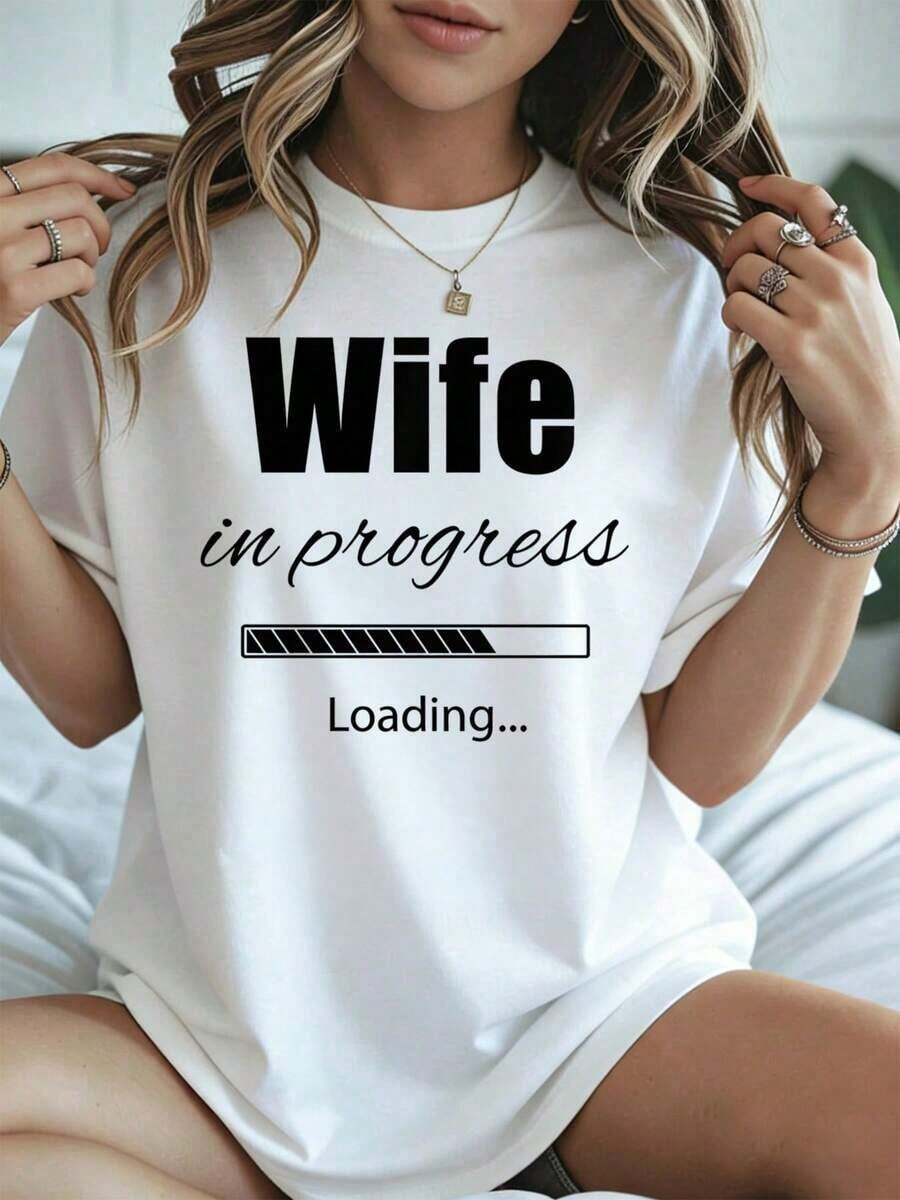 Elegante y casual para mujer, manga corta, camiseta blanca con estampado de texto "Esposa en boda en progreso", ropa casual para mujer, temporada de verano y primavera. - Blanco - Ver 1
