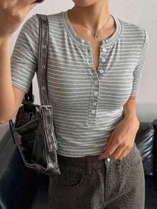 Camiseta de mujer de manga corta con cuello redondo, abertura parcial en la pechera, corte slim, casual y de color liso para verano - Gris - Ver 6
