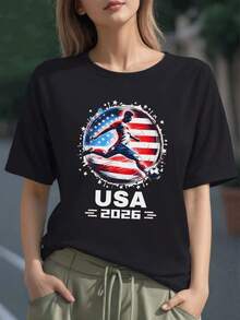 Jugador de fútbol en acción frente a una bandera de Estados Unidos que simboliza pasión deportiva y espíritu de competencia camiseta para mujer 100% algodón cómoda y moderna - Negro - Ver 6