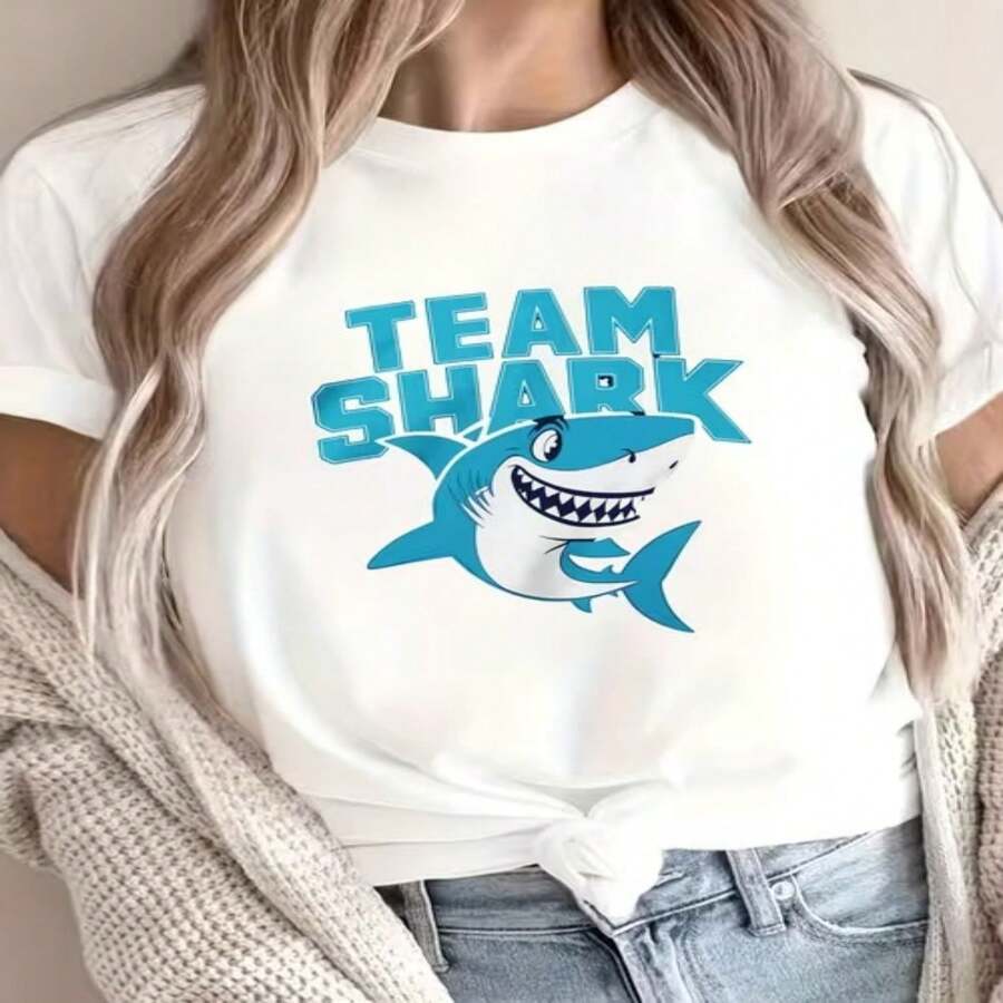 Camiseta informal de algodón para mujer, cuello redondo, manga corta, largo regular, con estampado de tiburón del equipo. - Blanco - Ver 1