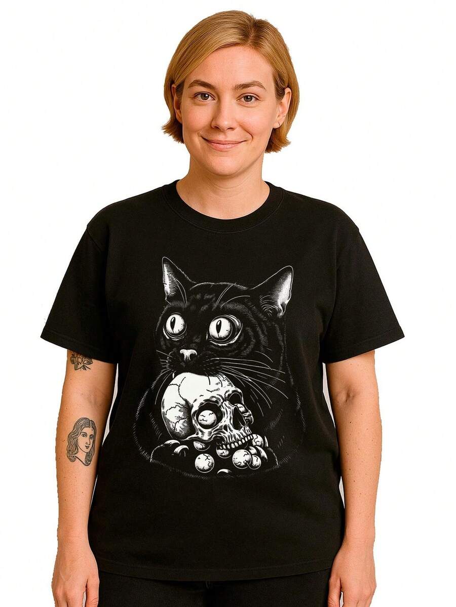 Camiseta gótica con gato negro y calavera felina espeluznante. Regalo de terror y fantasía oscura. Camiseta unisex de algodón puro de 220 g, ideal para todas las estaciones, apta tanto para hombres como para mujeres. Tejido duradero de alta calidad, suave al tacto y de larga duración. Prenda transpirable, ideal para el otoño y las vacaciones. - Negro - Ver 1