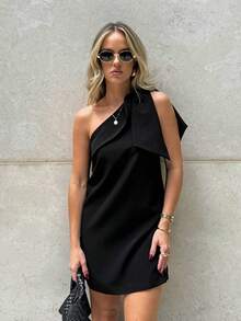 Vestido corto negro de hombro único con cuello irregular, corte recto diseño exclusivo, estilo sexy y versátil para verano. - Negro - Ver 3