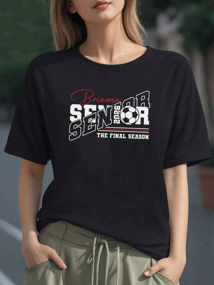 Gráfico que celebra el último año escolar con texto Senior 2026 y un balón de fútbol simbolizando logros y metas finales camiseta para mujer 100% algodón cómoda y casual para ocasiones deportivas - Negro - Ver 1
