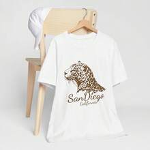 Camiseta con diseño de leopardo de San Diego| Caligrafía californiana, ilustración de animales - Blanco - Ver 2