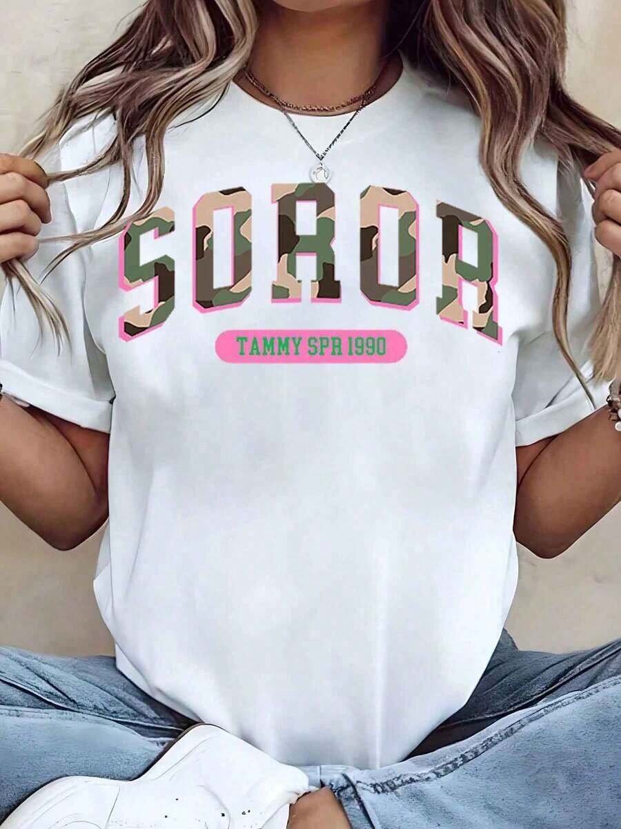 Soft, Breathable, And Lightweight For All-Day Comfort. Women's T-Shirt With Camouflage Print And "Soror" Text, Crew Neck, Relaxed Fit, Casual Wear, Gift Idea. AKA Sorority 220g. Classic Crew Neck With A Relaxed Fit That Flatters All Body Shapes And Is Easy To Pair With Jeans, Shorts, And Leggings. - 白色 - 查看 1