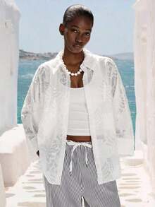 Camisa blanca transparente, tela ligera tipo seda, artesanía de bordado 3D, silueta de jacquard texturizado con flores transparentes y ligeras, diseño de solapa clásico, detalles de botones ocultos, silueta holgada de hombros caídos, estilo artístico retro, textura suave, diseño de manga ancha de 3/4, adecuado para ocasiones casuales, reuniones artísticas, exposiciones de arte y vacaciones en primavera y verano, mostrando elegancia y ligereza fluida, combinando delicada artesanía y estética translúcida. Sentido de la moda europea y americana, camisa de manga larga holgada, versátil y casual. - Multicolor - Ver 3