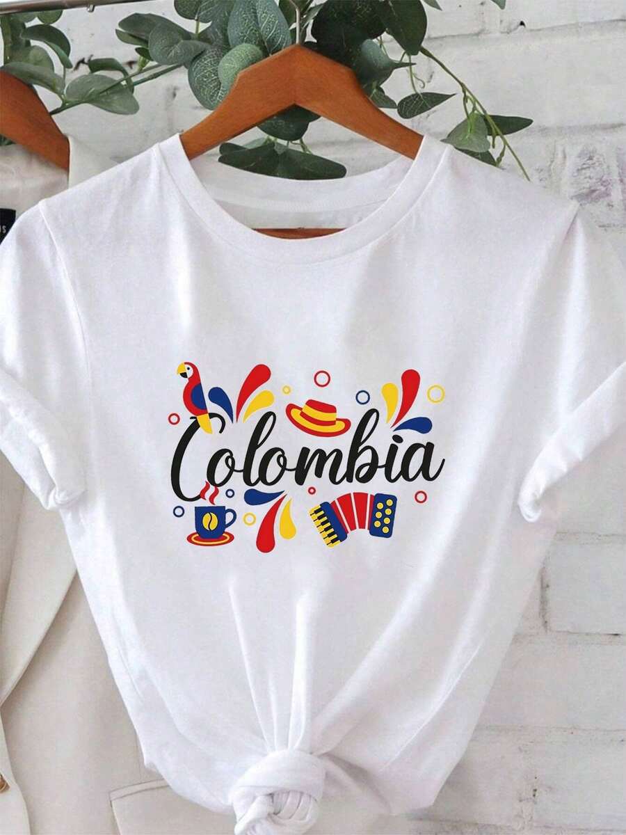 Estilo colombiano con motivos de guacamayos, sombreros de paja, acordeón y tazas de café impresos en una camiseta de manga corta de cuello redondo para mujer, ideal para primavera-verano. - Blanco - Ver 1