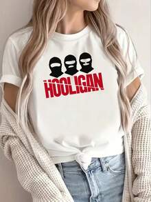 Camiseta HOOLIGAN con letras rojas en negrita y tres diseños de máscaras diferentes - Camiseta casual de manga corta con cuello redondo para mujer, mezcla de poliéster suave, corte holgado, imprescindible para la moda de primavera y verano. - Blanco - Ver 1