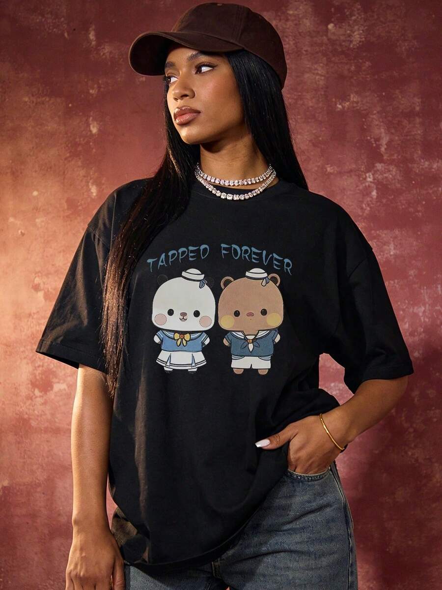 Camiseta de verano para mujer, casual, de cuello redondo y manga corta, con un estampado dulce de dos adorables osos marineros con uniformes azules y la frase "Forever". Color negro. - Negro - Ver 1