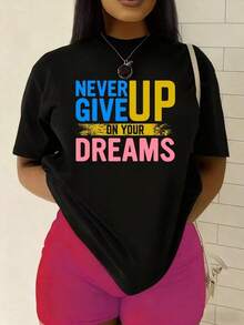 Camiseta de Mujer Never Give Up Dreams Y2K Estilo Hip-Hop Streetwear - 180GSM 100% Negra, Cuello Redondo Casual, Manga Corta, con Lema Motivacional, Ajuste Cómodo para Atuendos de Primavera y Verano, Regalo para Esposa - Negro - Ver 1