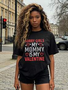 Women's Summer Clothing, Soft And Casual Cotton T-Shirt With Round Neck, Heart And Arrow Print With The Phrase "SORRY GIRLS MY MOMMY IS MY VALENTINE". White Color. - 黑色 - 查看 1