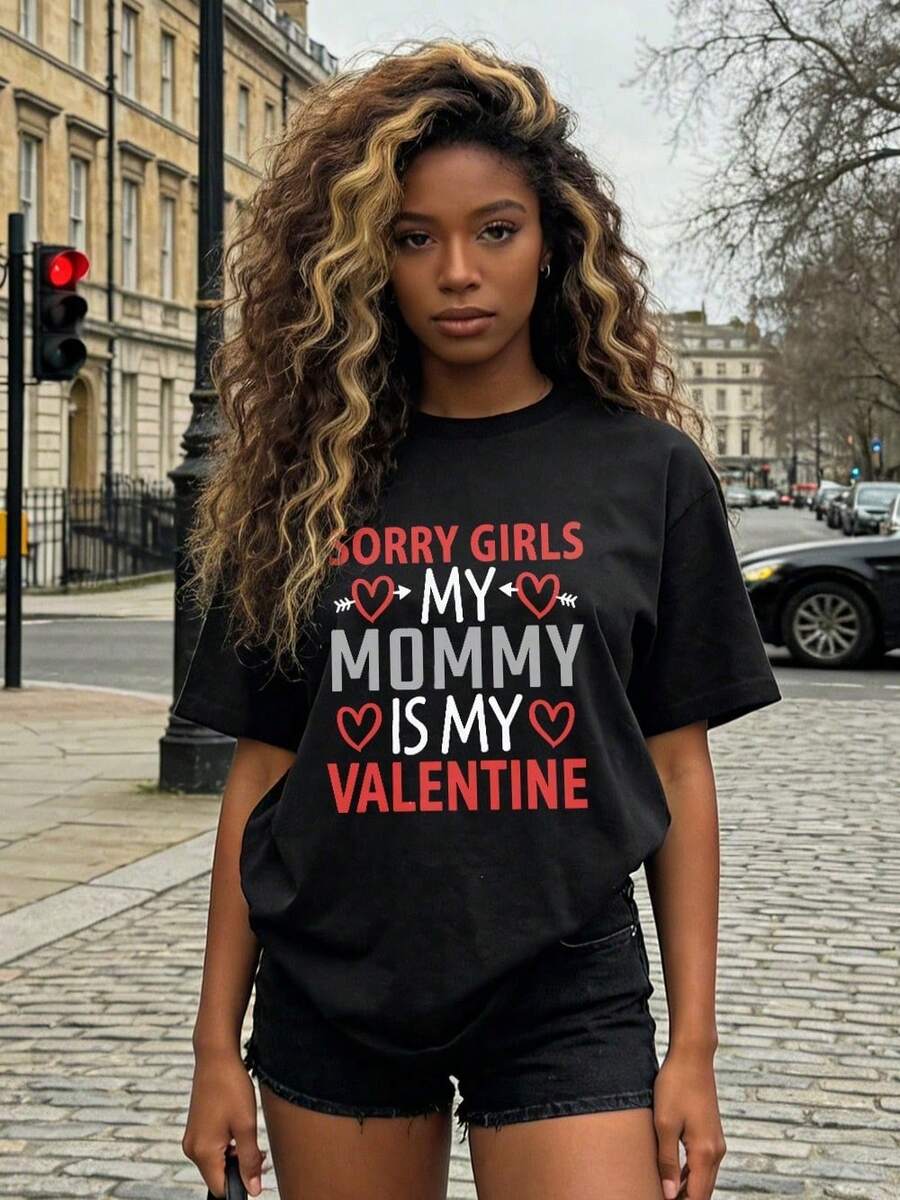 Women's Summer Clothing, Soft And Casual Cotton T-Shirt With Round Neck, Heart And Arrow Print With The Phrase "SORRY GIRLS MY MOMMY IS MY VALENTINE". White Color. - 黑色 - 查看 1
