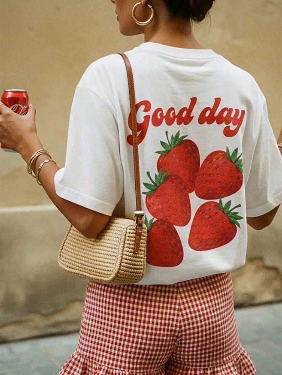 Camiseta Oversize para Mujer con Estampado Gráfico de Fresas "Good Day" Estilo Y2K, Vintage Retro de los 90s, Streetwear Casual de Corte Holgado con Hombros Caídos y Cuello Redondo, Estilo Preppy Coquette Cottagecore, Top Gráfico de Moda Veraniega, Camiseta Cómoda y Transpirable para Uso Diario en Vacaciones, Playa, Brunch, Conciertos, Festivales de Música, Regreso a Clases, Estilo Urbano, Salidas Casuales, Moda Casual de para Adolescentes y Mujeres Jóvenes, Camiseta Gráfica Mujer Oversized Holgada Estilo Casual Verano 2026 ropa de hombre - Estilo - Ver 1