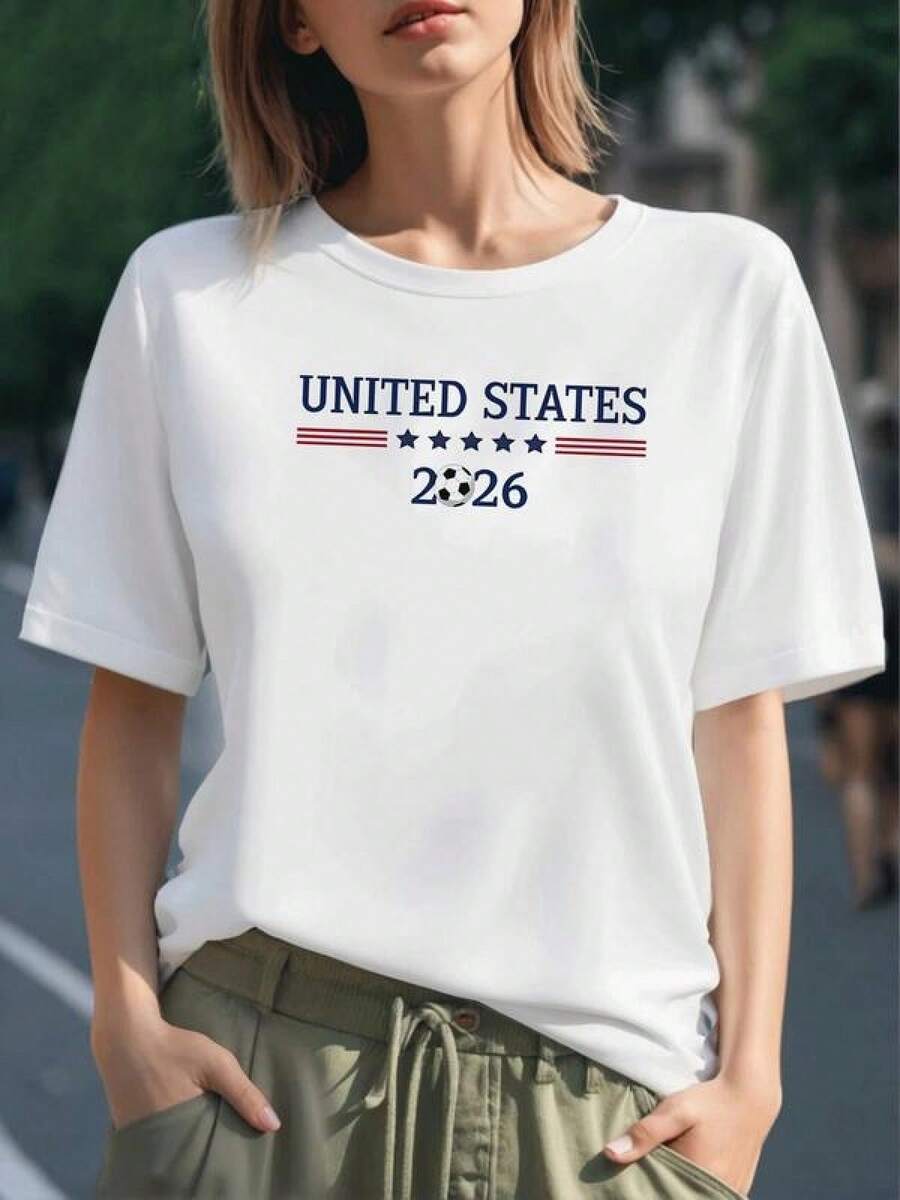 Estrellas y balón con la palabra UNITED STATES 2026 que simboliza pasión por el fútbol y orgullo nacional en una camiseta para mujer de 100% algodón cómoda y moderna - Negro - Ver 1