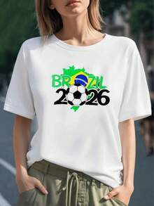 Balón de fútbol sobre mapa de Brasil con bandera nacional y texto 2026 que simboliza pasión deportiva y unión latinoamericana camiseta para mujer 100% algodón - Negro - Ver 1