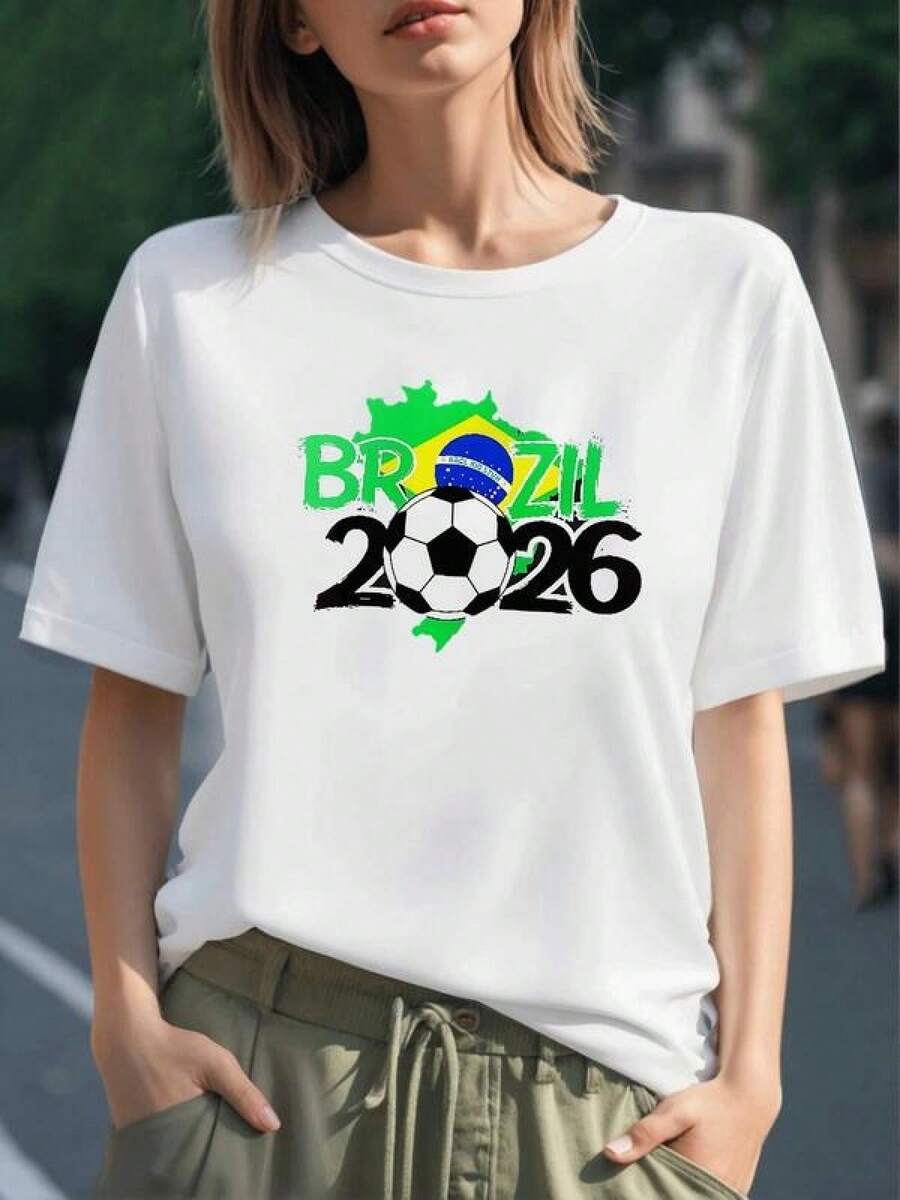 Balón de fútbol sobre mapa de Brasil con bandera nacional y texto 2026 que simboliza pasión deportiva y unión latinoamericana camiseta para mujer 100% algodón - Negro - Ver 1