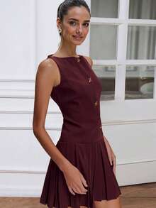 Vestido corto negro sin mangas para mujer, escote redondo con botones dorados tipo trébol, cintura ajustada y falda plisada, estilo preppy elegante ideal para fiestas y looks de primavera/verano. - Burdeos - Ver 3