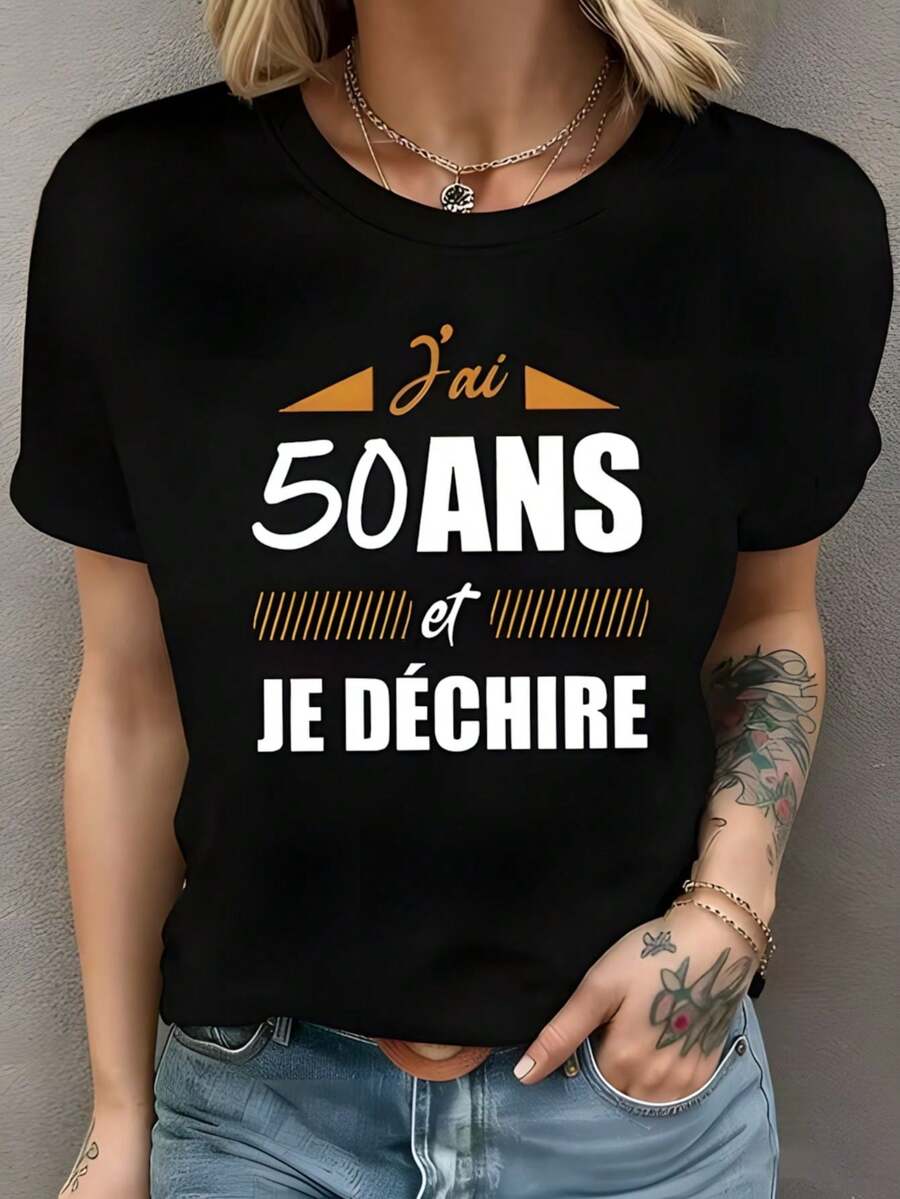 Camiseta de mujer con texto en francés "J'ai 50ANS et JE DÉCHIRE", texto blanco, triángulos naranjas y líneas decorativas. - Negro - Ver 1