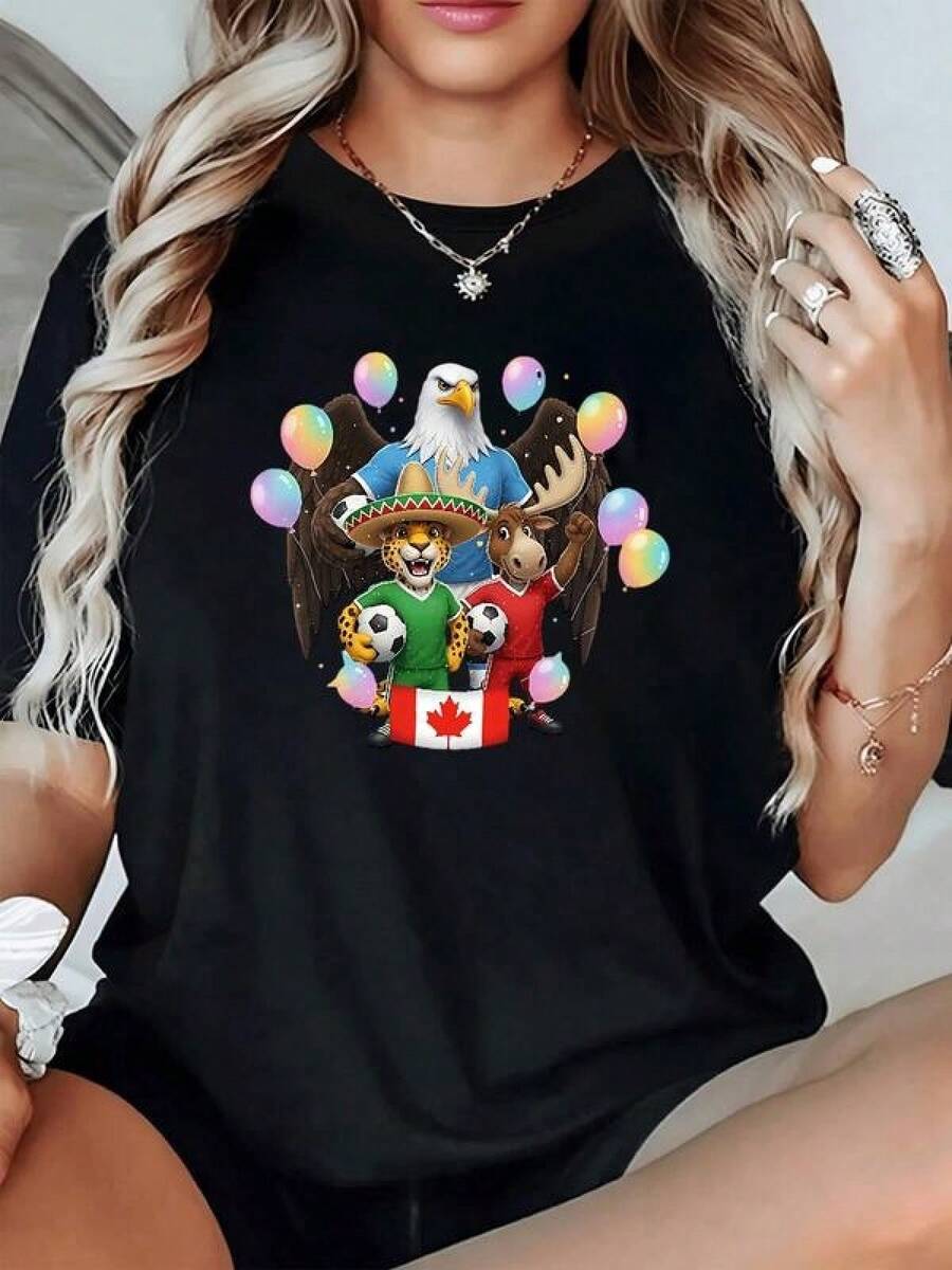 Águila majestuosa extendiendo sus alas detrás de un jaguar con sombrero mexicano y un alce amistoso celebrando el fútbol junto a una bandera de Canadá en ambiente festivo camiseta de mujer casual moderna - Negro - Ver 1