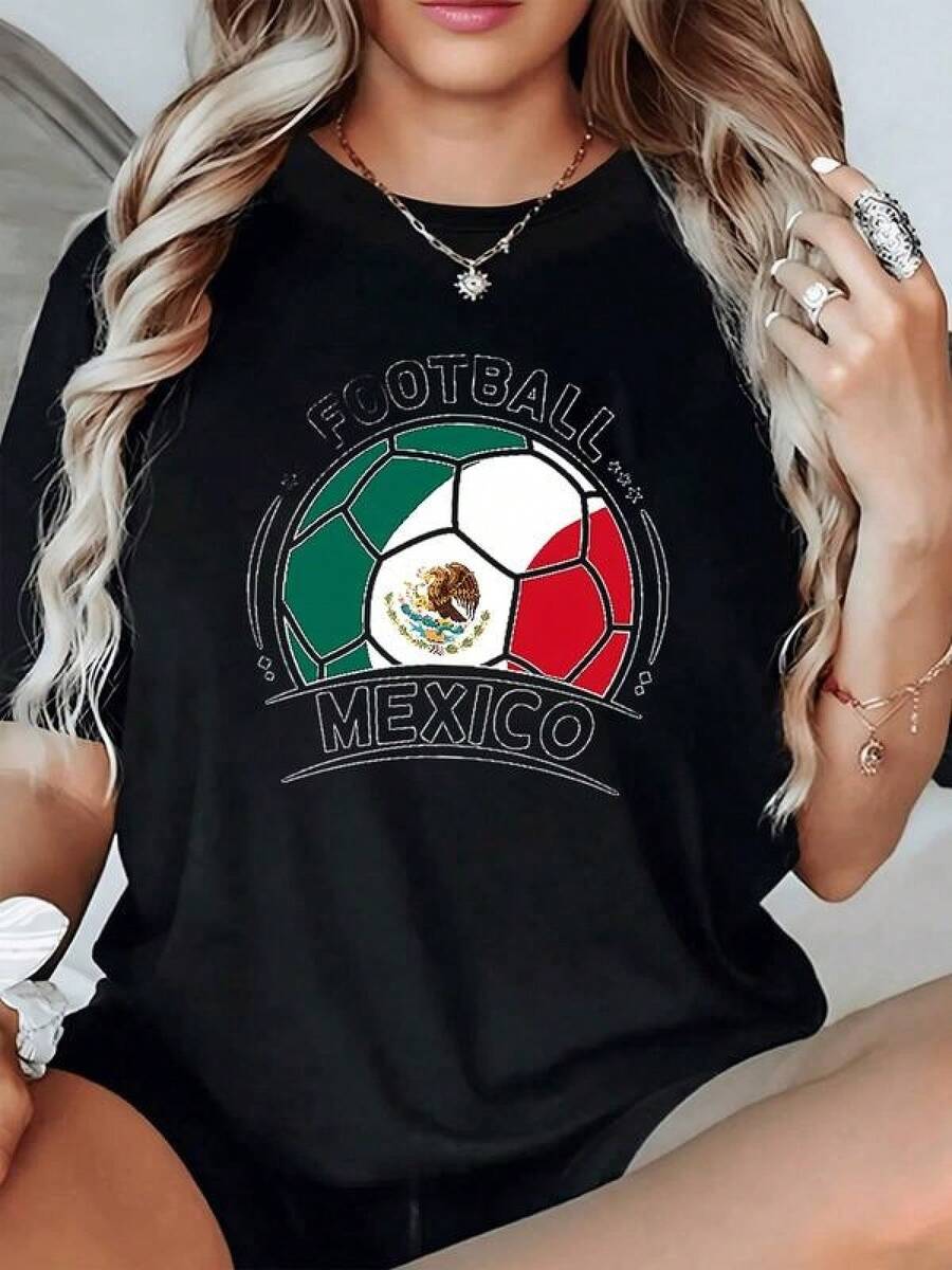 Balón con los colores verde blanco y rojo representando el orgullo nacional y la pasión por el fútbol de México con el emblema del águila en el centro camiseta de mujer casual cómoda para fanáticas deportivas - Negro - Ver 1