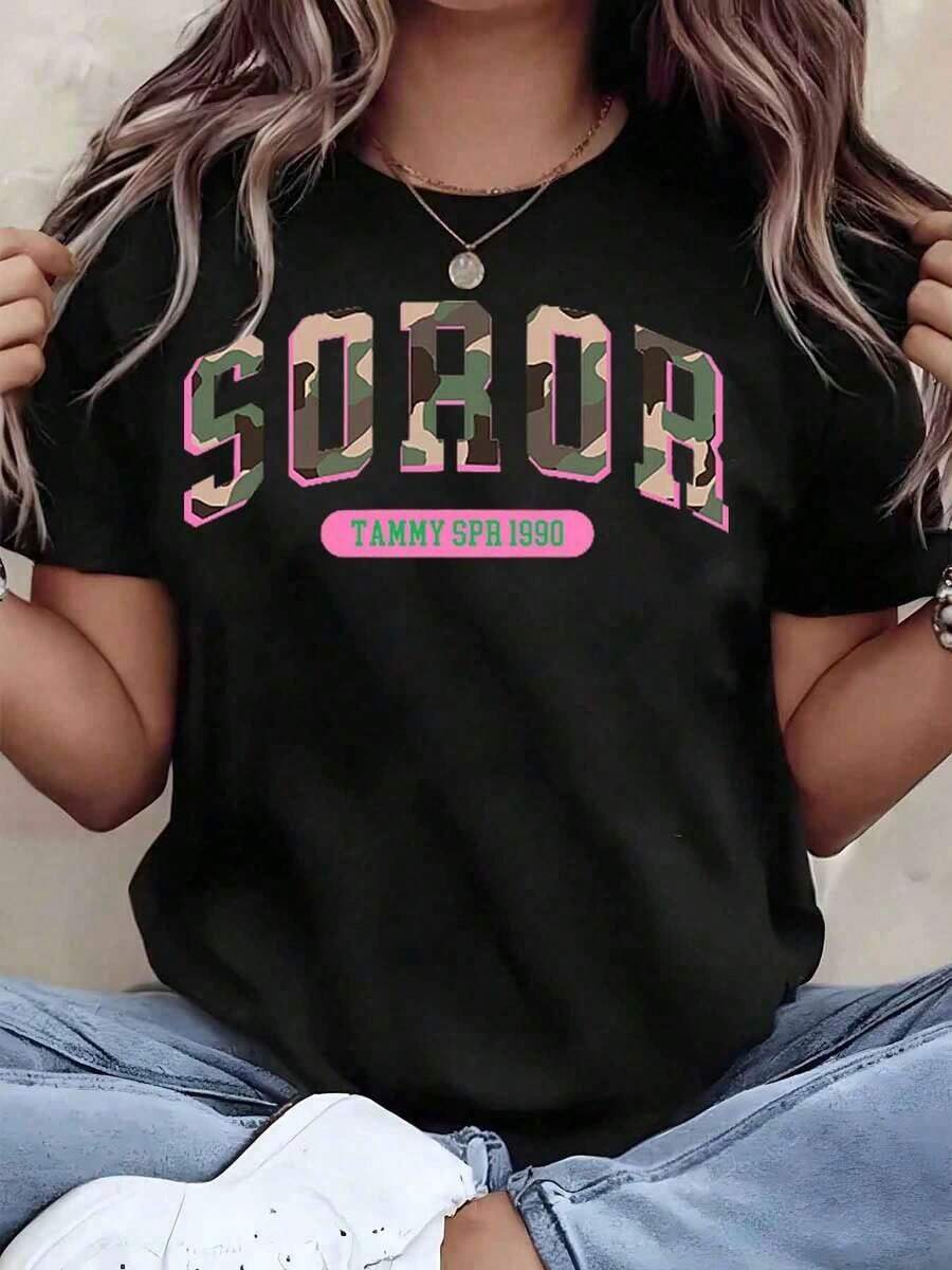 Soft, Breathable, And Lightweight For All-Day Comfort. Women's T-Shirt With Camouflage Print And "Soror" Text, Crew Neck, Relaxed Fit, Casual Wear, Gift Idea. AKA Sorority 220g. Classic Crew Neck With A Relaxed Fit That Flatters All Body Shapes And Is Easy To Pair With Jeans, Shorts, And Leggings. - 黑色 - 查看 1