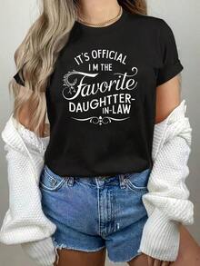 Suave, transpirable y ligera para comodidad durante todo el día, es la camiseta oficial para mujer con estampado de letras "I'M THE FAVORITE DAUGHTER-IN-LAW", de manga corta y cuello redondo, ideal para verano y primavera. Ropa de mujer con un cuello redondo clásico y un corte relajado que favorece todas las formas del cuerpo y es fácil de combinar con jeans, shorts y leggings. - Negro - Ver 1