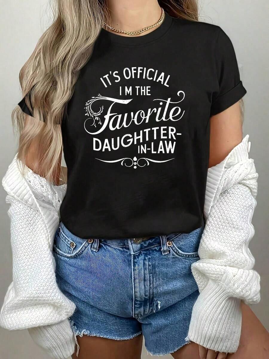 Suave, transpirable y ligera para comodidad durante todo el día, es la camiseta oficial para mujer con estampado de letras "I'M THE FAVORITE DAUGHTER-IN-LAW", de manga corta y cuello redondo, ideal para verano y primavera. Ropa de mujer con un cuello redondo clásico y un corte relajado que favorece todas las formas del cuerpo y es fácil de combinar con jeans, shorts y leggings. - Negro - Ver 1