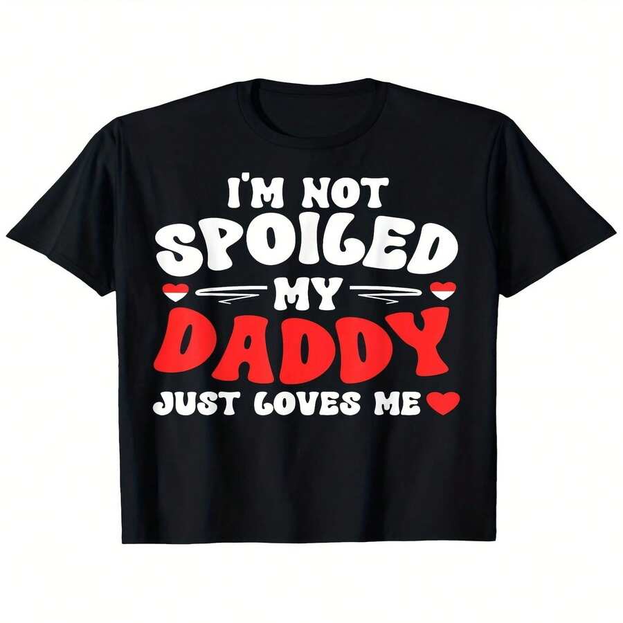 Diversión y decoración exclusivas para el Día de la Independencia y el Día del Padre. Camiseta estampada "No estoy mimada, papá simplemente me quiere demasiado". Suave, de manga corta, cuello redondo, estilo casual, lavable a máquina. La elección perfecta para que las hijas expresen amor y gratitud. Unisex, verano 2025. Camiseta estampada de manga corta. 100% algodón, 220 g. - Negro - Ver 1