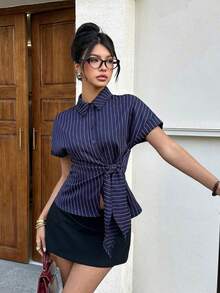 Blusa de manga corta con rayas azul marino y cintura ajustada con lazo, diseño elegante y estilizador con bajo asimétrico, una camisa versátil y favorecedora adecuada para primavera y verano, perfecta para salidas - Azul marino - Ver 4