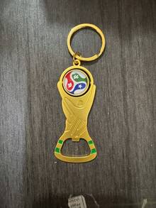 Móc khóa mở nắp chai bia World Cup 2026, làm từ hợp kim kẽm và acrylic chất lượng cao, nhỏ gọn, dễ mở, thích hợp cho các buổi họp mặt gia đình, quán bar, tiệc tùng. Món quà tuyệt vời cho bạn bè, bạn trai, người hâm mộ bóng đá và người yêu bia. Cũng là một món quà sinh nhật hoàn hảo. Quà lưu niệm dành cho người hâm mộ bóng đá bằng hợp kim kẽm chất lượng cao, móc khóa mở nắp chai bia World Cup 2026 Mỹ-Canada-Mexico. - Nhiều màu - Xem 11