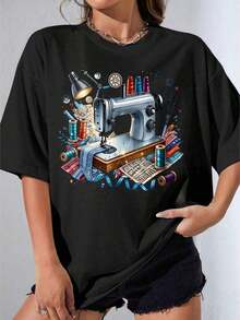 Camiseta Negra y Blanca para Mujer, Camiseta Oversize con Estampado de Máquina de Coser y Herramientas de Artesanía, Top Casual de Moda para Aficionados a la Costura en Casa, Fiesta al Aire Libre, Camiseta Estampada Casual de 180g - Negro - Ver 1