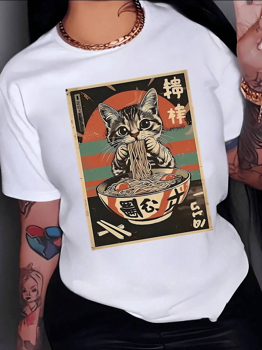 Adorable Cat Enjoying A Large Bowl Of Noodles Against A Rising Sun Background Conveying Humor, Tenderness, Energy, And Love For Japanese Food. A Modern And Comfortable Casual Women's T-Shirt. - 白色 - 查看 1