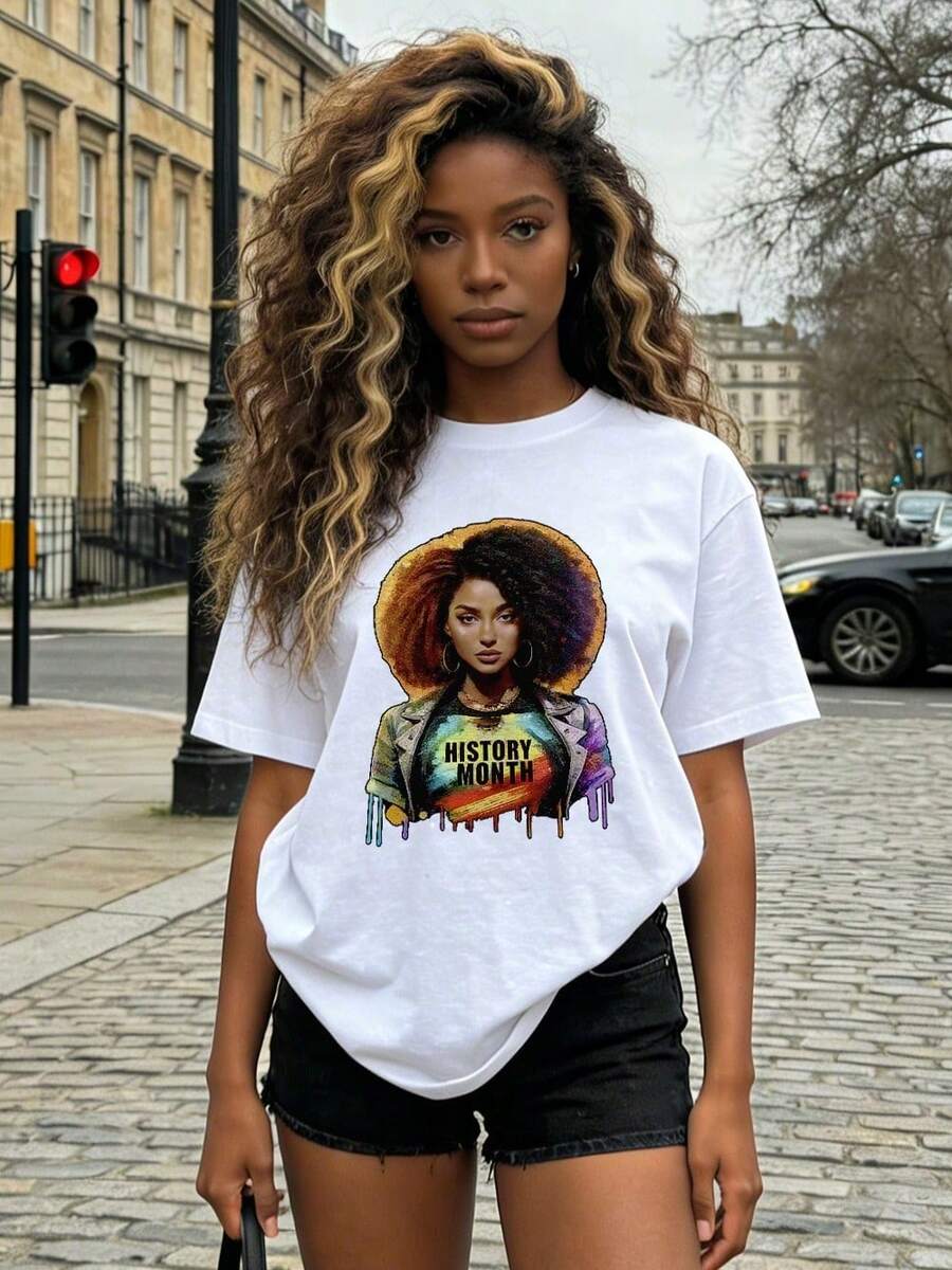 Ropa de Mujer, Camiseta de Verano de Algodón Suave y Casual con Cuello Redondo, Estampado con Patrón de Letras sobre la Figura Femenina Afroamericana y el Mes de la Historia. Color negro. - Blanco - Ver 1