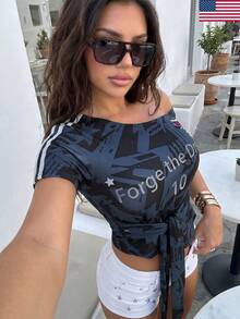 Camiseta feminina casual estilo americano com laço assimétrico em tela, modelagem justa e curta. Ideal para looks urbanos, primavera/verão e para acompanhar a Copa do Mundo. - Azul marinho - Ver 3