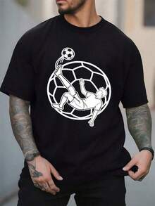 La imagen muestra a un jugador realizando una chilena para marcar un gol simbolizando esfuerzo pasión y la belleza del fútbol representando la libertad y la energía del deporte Camiseta de hombre - Negro - Ver 6