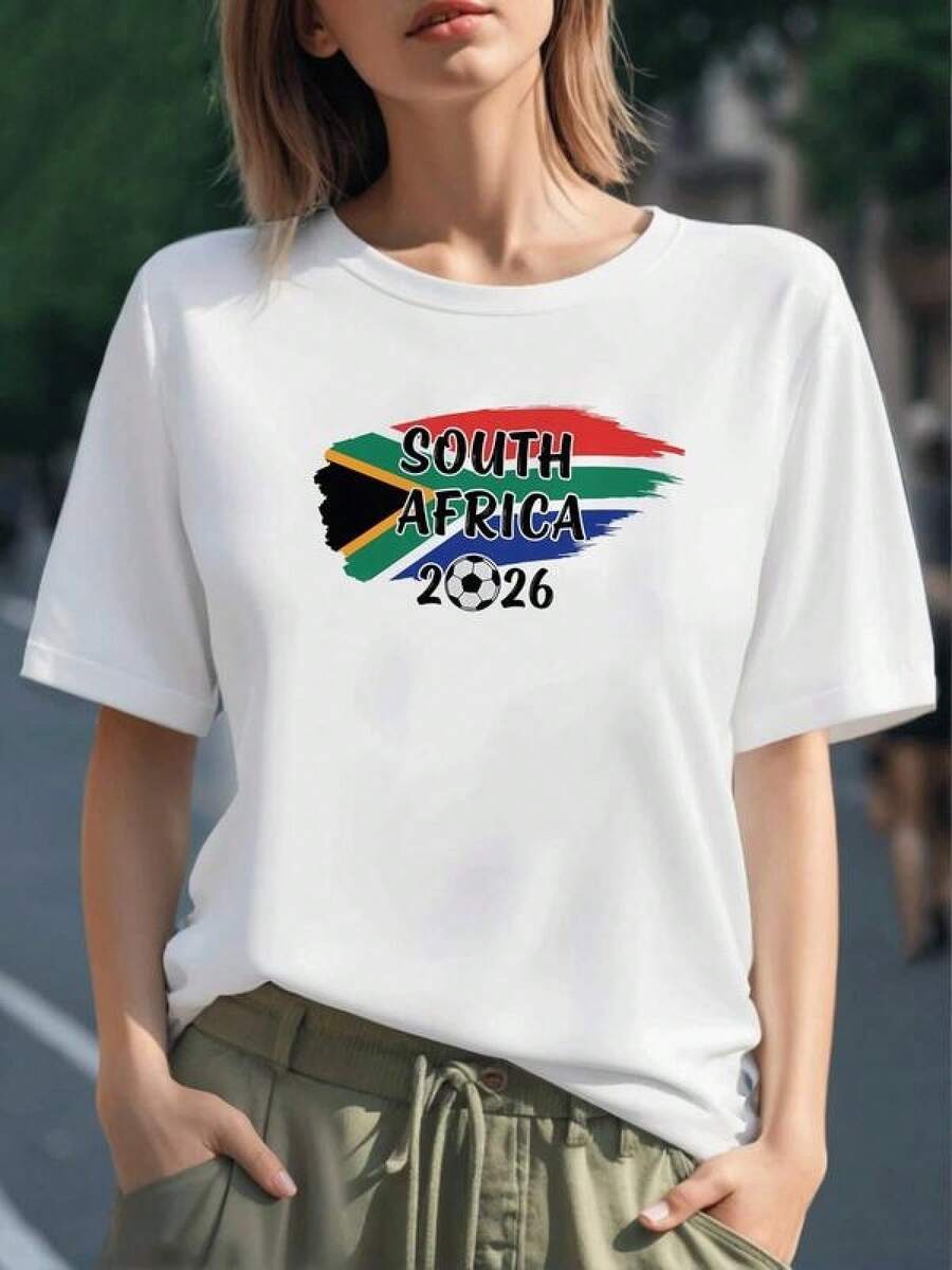 Colores de Sudáfrica con bandera en forma de pinceladas y balón de fútbol simbolizando pasión deportiva y unión global 2026 camiseta para mujer 100% algodón - Negro - Ver 1