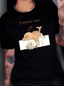 A Cat Asleep On A Pillow Next To An Alarm Clock Symbolizes The Desire To Rest For Five More Minutes And Enjoy The Calm Of Dawn. Comfortable White Casual Women's T-Shirt For Everyday Wear. - 黑色 - 查看 8