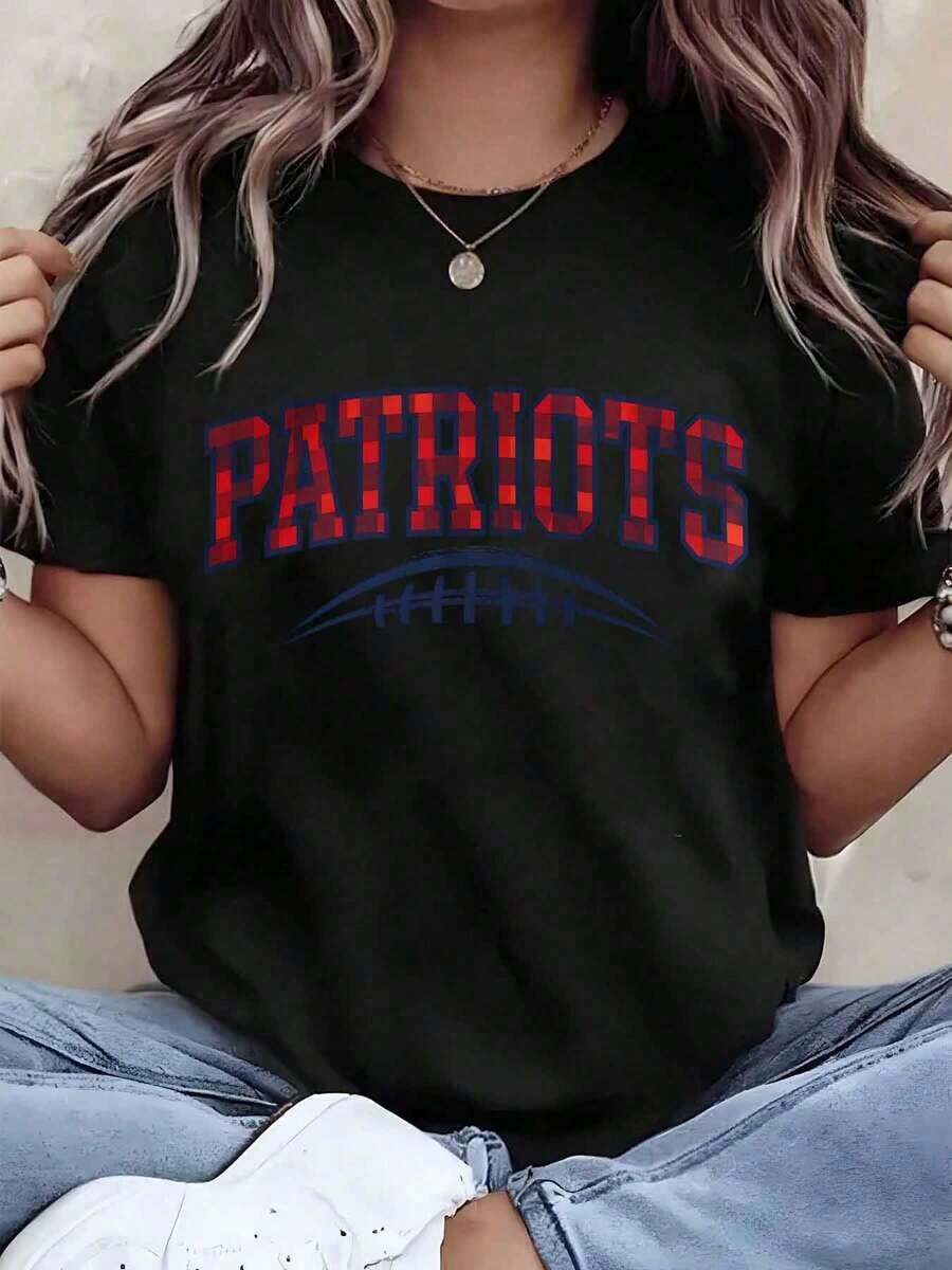 Soft, Breathable, And Lightweight For All-Day Comfort. Women's Patriots Football Print T-Shirt, Crew Neck, Plus Size, Casual Style, Ideal For Gifting, 220g. Classic Crew Neck With A Relaxed Fit That Flatters All Body Shapes And Is Easy To Pair With Jeans, Shorts, And Leggings. - 黑色 - 查看 1
