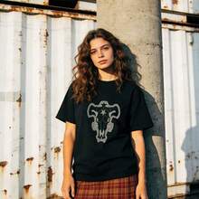 Ropa de Verano para Mujer, Camiseta Casual de Algodón Suave con Cuello Redondo, Estampado con Emblema de la Brigada de Caballeros Mágicos Black Clover. Blanco. - Negro - Ver 1