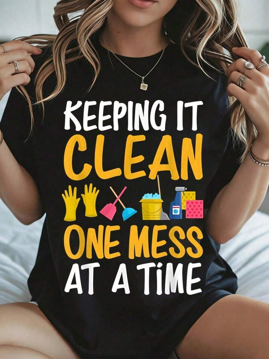 Elegante y casual para mujer, manga corta, camiseta de mujer. Día de limpieza: manteniéndolo limpio, una tarea a la vez con herramientas de limpieza y textura. Ropa casual negra para el hogar y uso diario en primavera y verano. - Negro - Ver 1