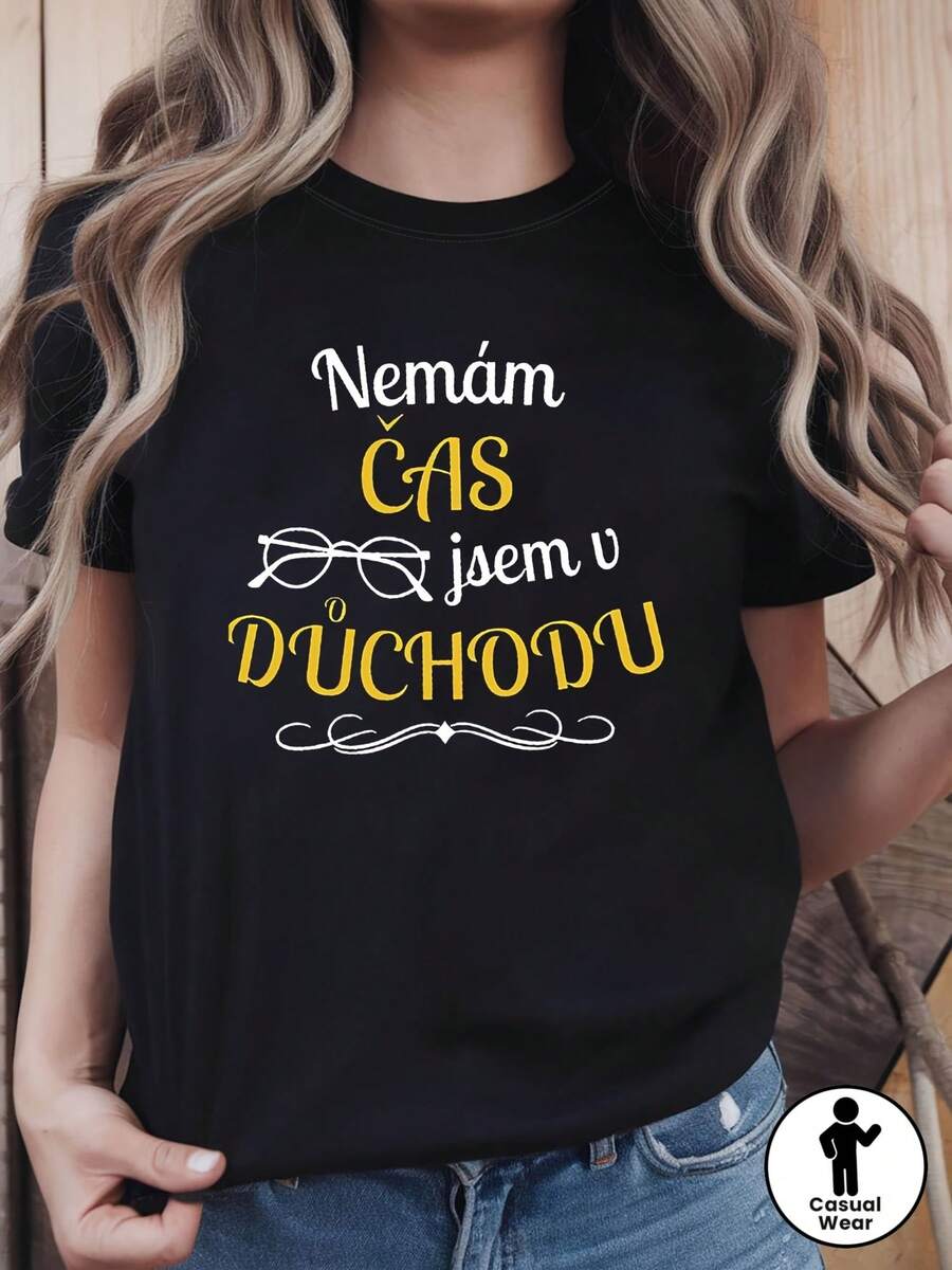 Camiseta de mujer de diseño sencillo con el eslogan eslovaco "No tengo tiempo, estoy jubilada", de corte holgado, cuello redondo, estilo casual para primavera-verano. Atuendo divertido y relajado para jubilados. Elegante y práctico para el verano. - Negro - Ver 1