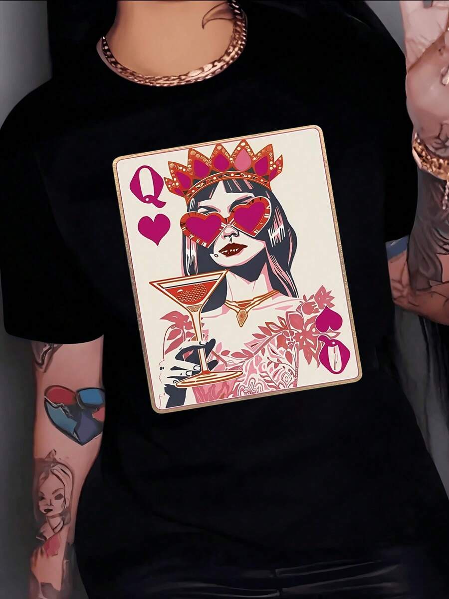 Queen Wearing Heart-Shaped Glasses Holding A Cocktail Glass, A Symbol Of Confidence And Feminine Power, Surrounded By Warm Tones And Artistic Details. Modern And Casual Women's T-Shirt - 黑色 - 查看 1