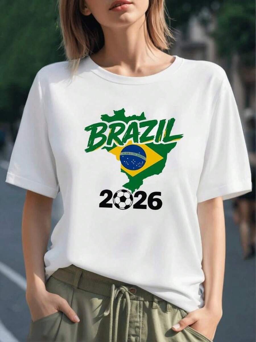 Mapa de Brasil con bandera nacional y balón de fútbol que simboliza la pasión deportiva y la energía del país hacia el torneo 2026 camiseta para mujer 100% algodón cómoda y moderna - Negro - Ver 1