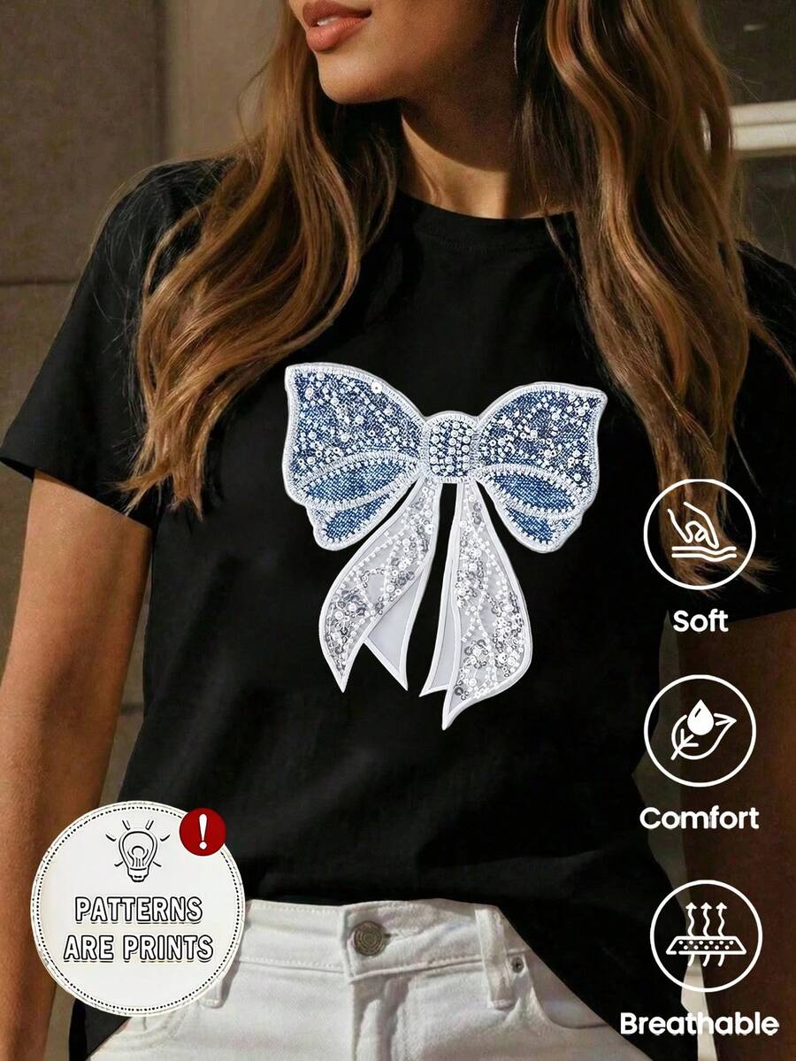 Esta camiseta de manga corta, cuello redondo y corte holgado, es perfecta para el verano. Presenta un divertido y elegante estampado retro Y2K con lazo de mezclilla y pedrería sintética, ideal para vacaciones, la oficina, salidas, el día a día, citas, fiestas, reuniones y para un estilo urbano. Esta versátil prenda deportiva informal también es un regalo estupendo para diversas ocasiones. - Negro - Ver 1