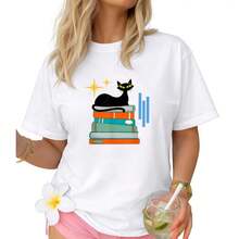 Camiseta Estética Retro de Mediados de Siglo con Diseño de Gato y Libros - Blanco - Ver 9
