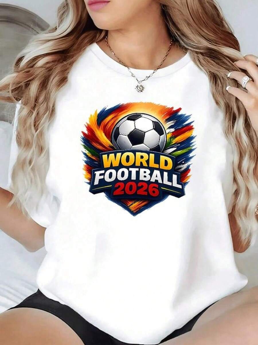 Balón de fútbol rodeado de pinceladas coloridas que simbolizan la energía y unión del deporte mundial con el año 2026 como emblema de pasión y celebración camiseta de mujer casual moderna cómoda para fanáticas del fútbol - Negro - Ver 1
